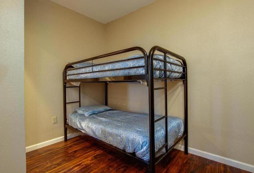 جناح, The Whale At Sandstone Point