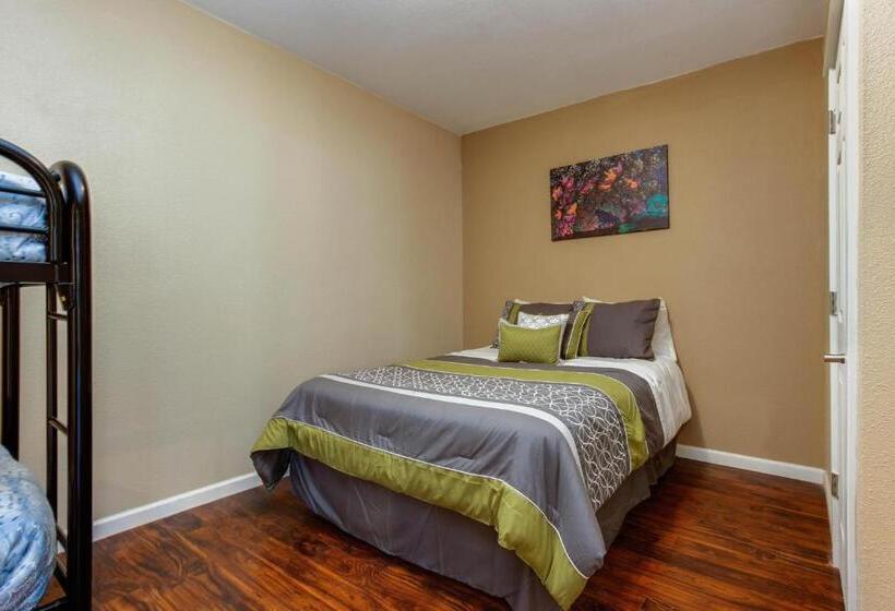 جناح, The Whale At Sandstone Point