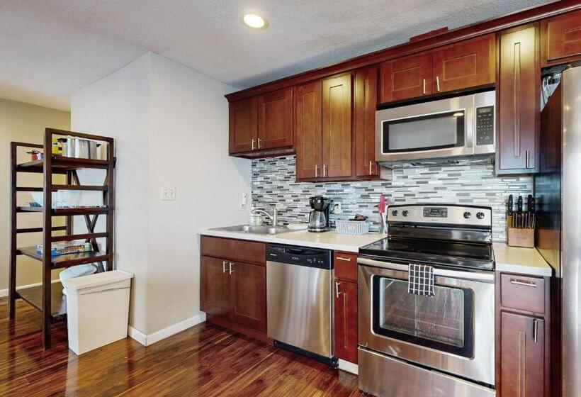 شقة غرفة واحدة, The Whale At Sandstone Point