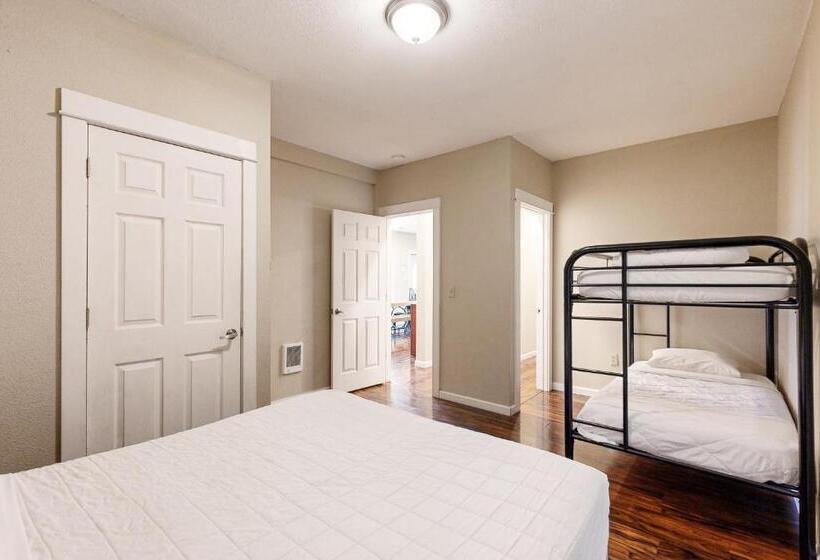 جناح, The Whale At Sandstone Point