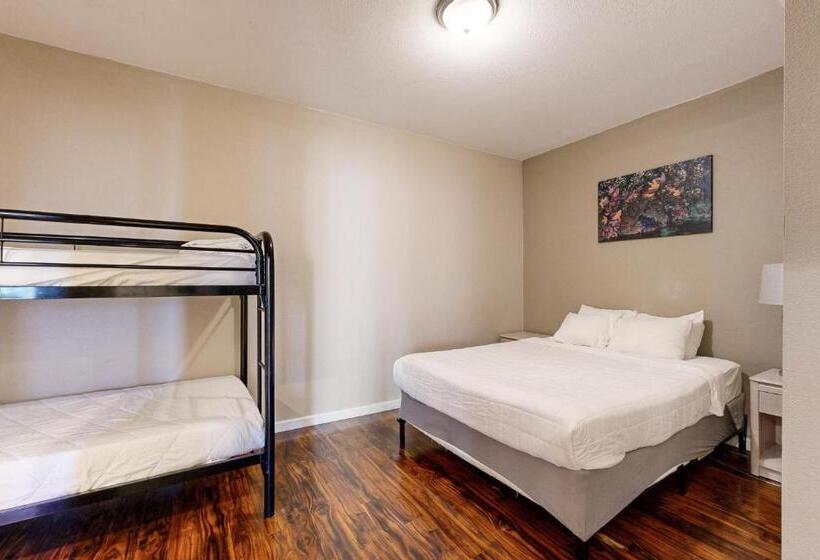 جناح, The Whale At Sandstone Point