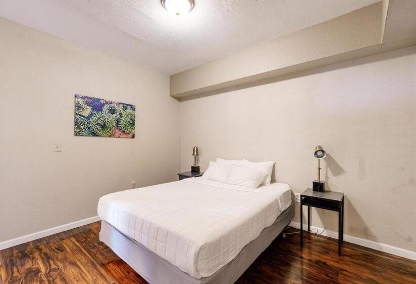 جناح, The Whale At Sandstone Point