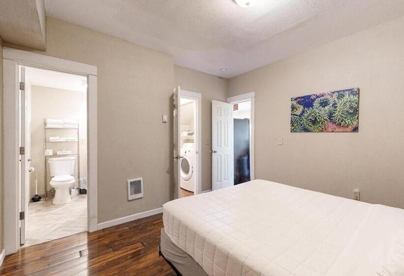 جناح, The Whale At Sandstone Point