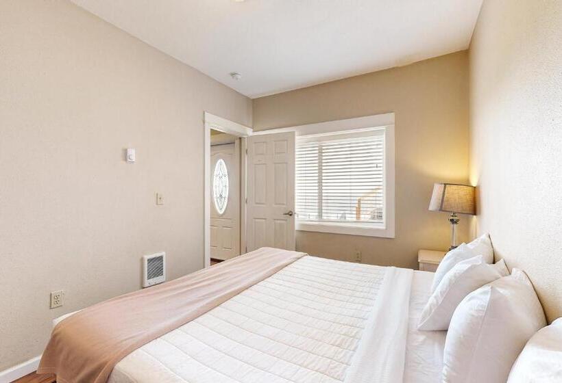 جناح, The Whale At Sandstone Point