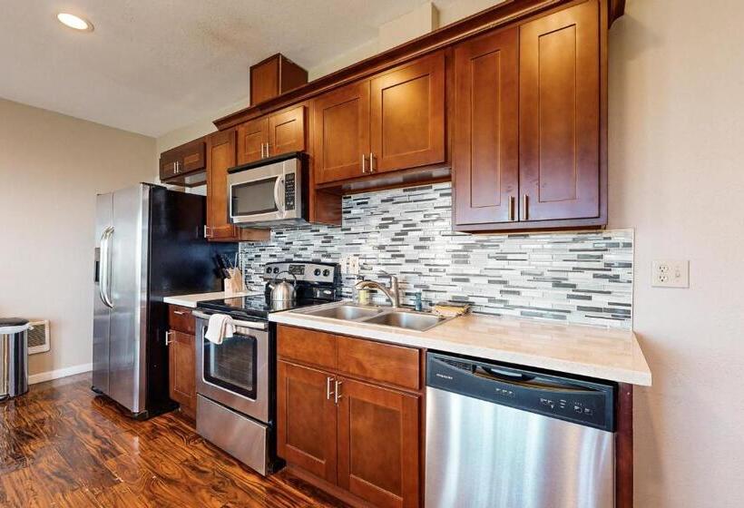 جناح, The Whale At Sandstone Point