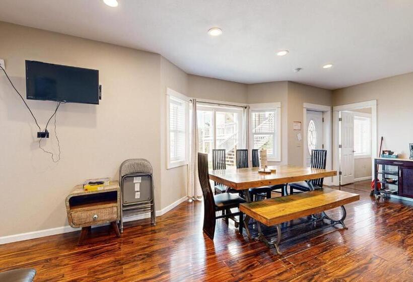 جناح, The Whale At Sandstone Point