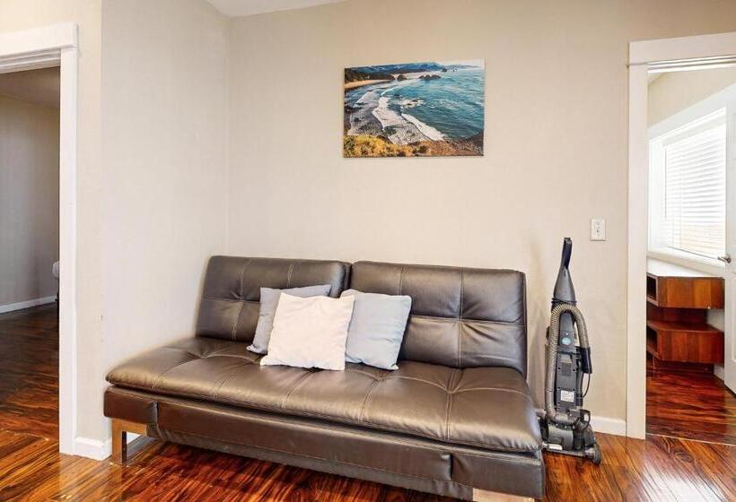 جناح, The Whale At Sandstone Point