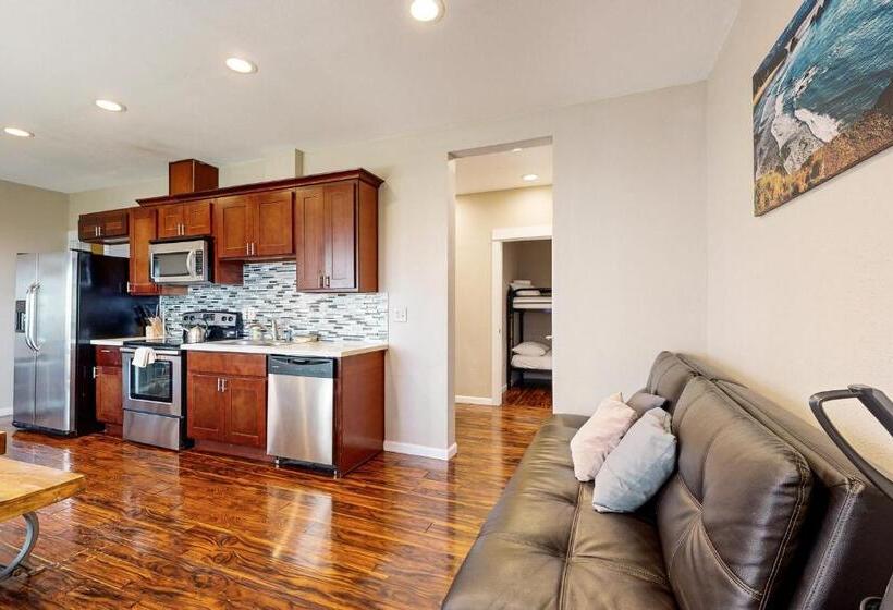 جناح, The Whale At Sandstone Point