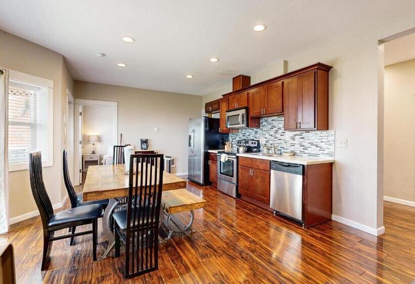 جناح, The Whale At Sandstone Point