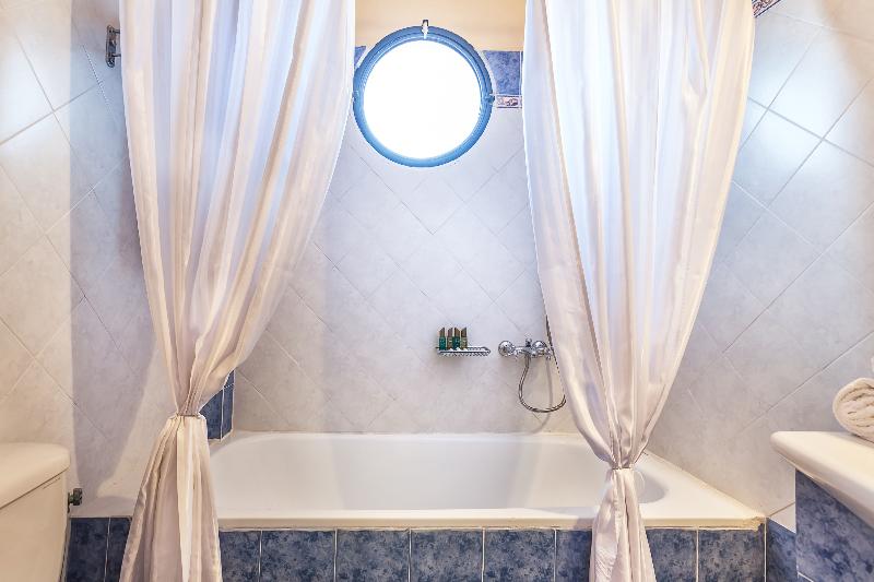 חדר משפחתי, Atrium Hotel