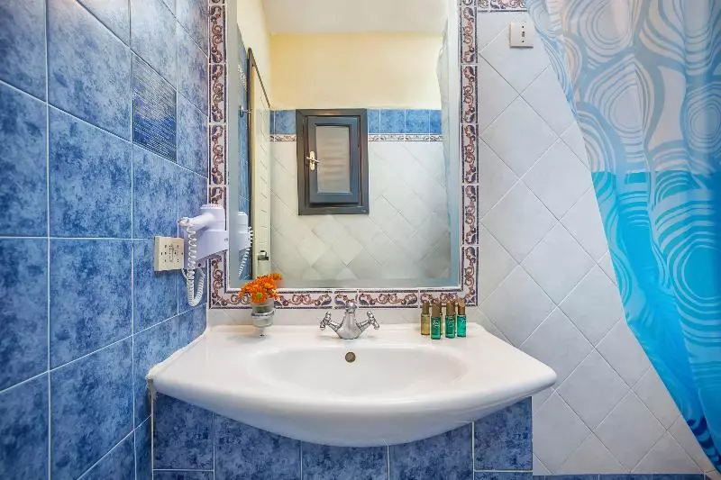 اتاق استاندارد سه نفره, Atrium Hotel