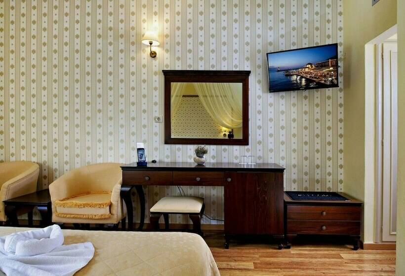 이코노미 룸, Halepa