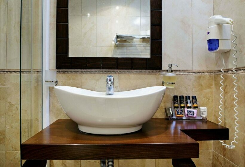 이코노미 룸, Halepa