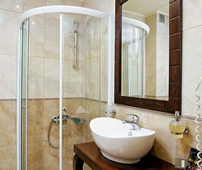 이코노미 룸, Halepa