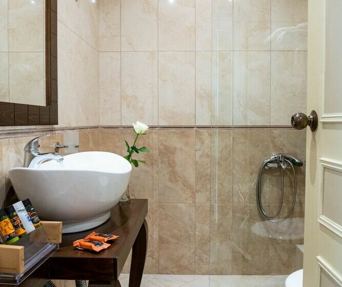 이코노미 룸, Halepa