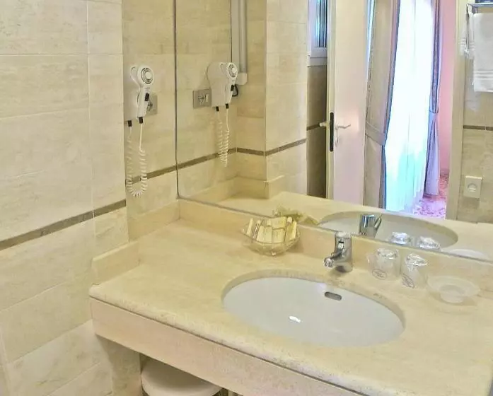 اتاق کلاسیک سه تخته, Grand Hotel Gallia