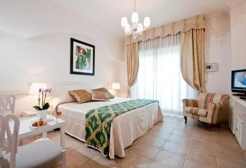 اتاق سوپریور با چشم‌انداز دریا, Grand Hotel Gallia