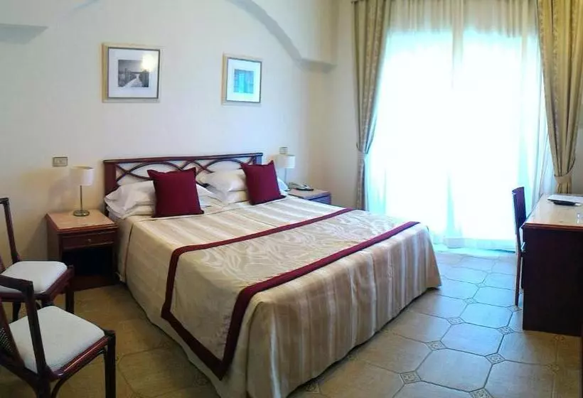 اتاق سوپریور با چشم‌انداز دریا, Grand Hotel Gallia