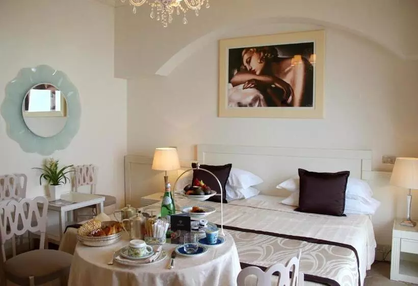 اتاق سوپریور با چشم‌انداز دریا, Grand Hotel Gallia