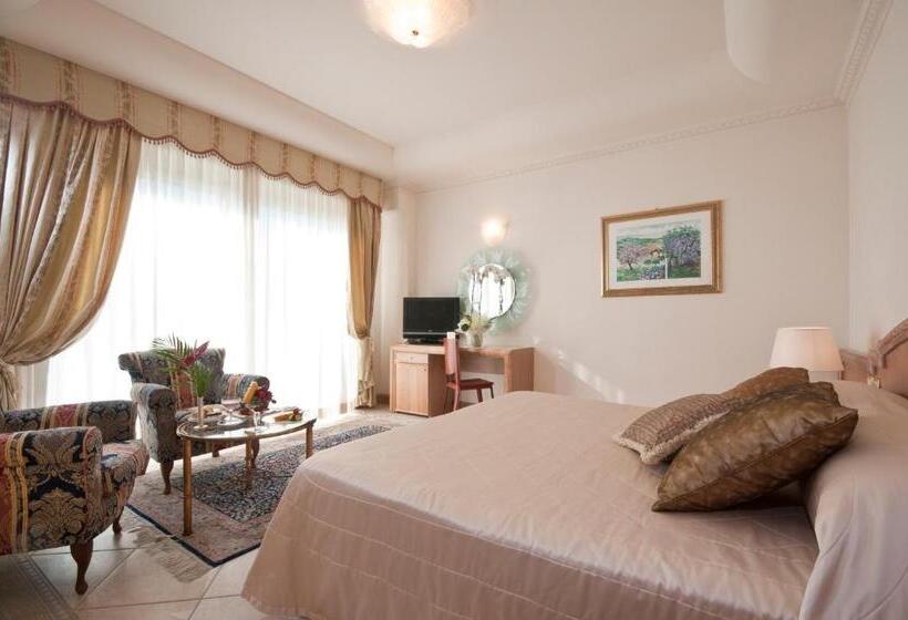 Трехместный Номер Deluxe, Grand Hotel Gallia