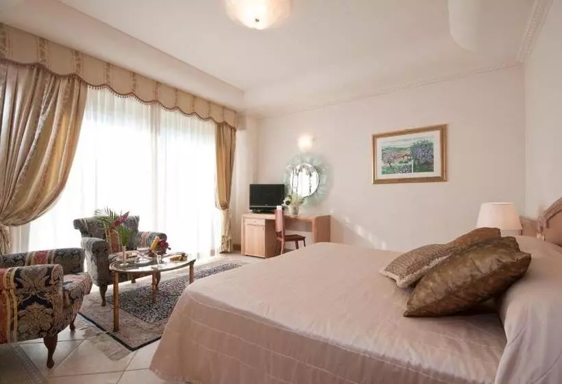 اتاق لوکس سه تخته, Grand Hotel Gallia