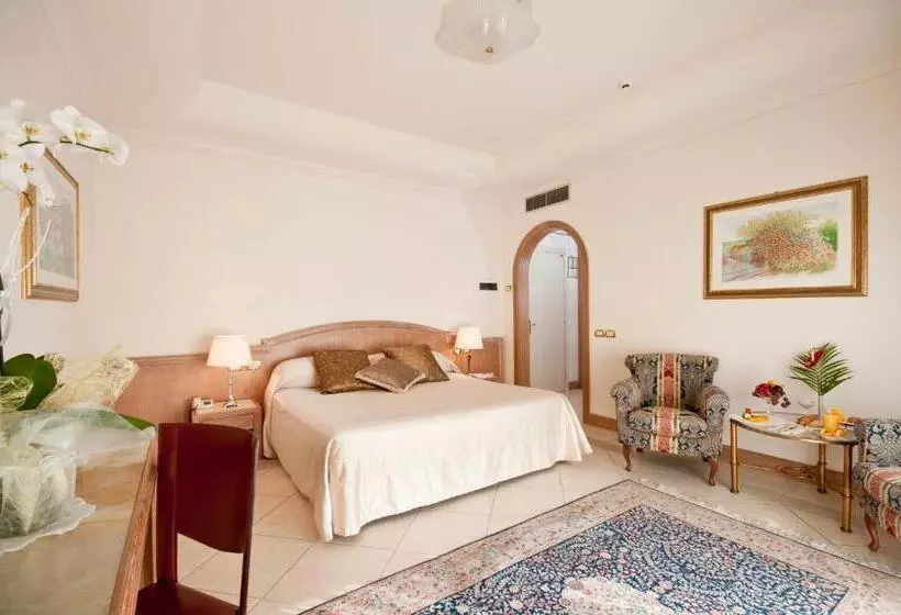 اتاق لوکس سه تخته, Grand Hotel Gallia