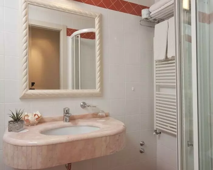 اتاق کلاسیک سه تخته, Grand Hotel Gallia