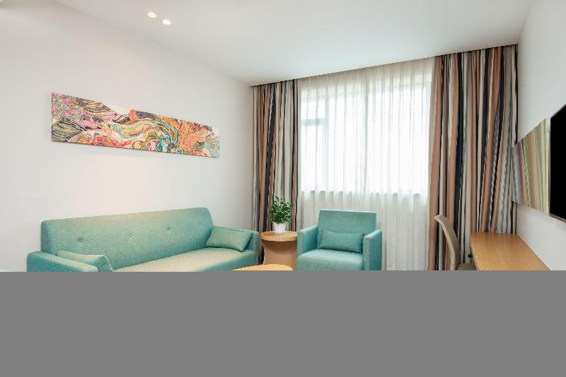스위트, Holiday Inn Express Shanghai Zhenping, An Ihg