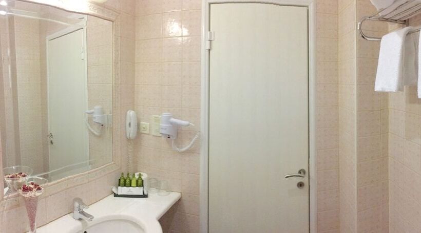 غرفة قياسية مطلّة علي الحديقة, London