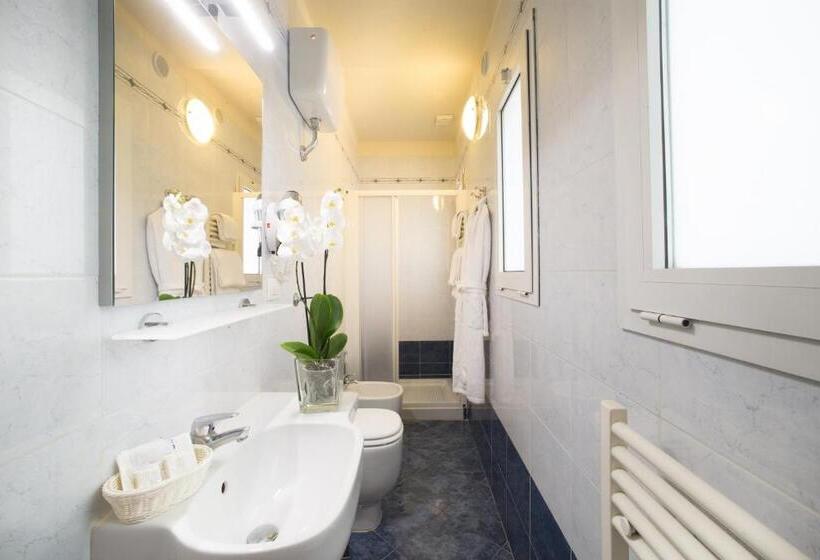 سوییت جونیور لوکس, Montreal