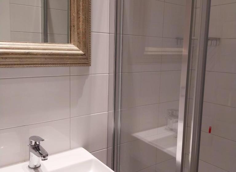 اتاق عادی, Montreal