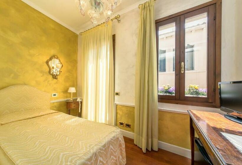 اتاق استاندارد یک نفره, Pantalon