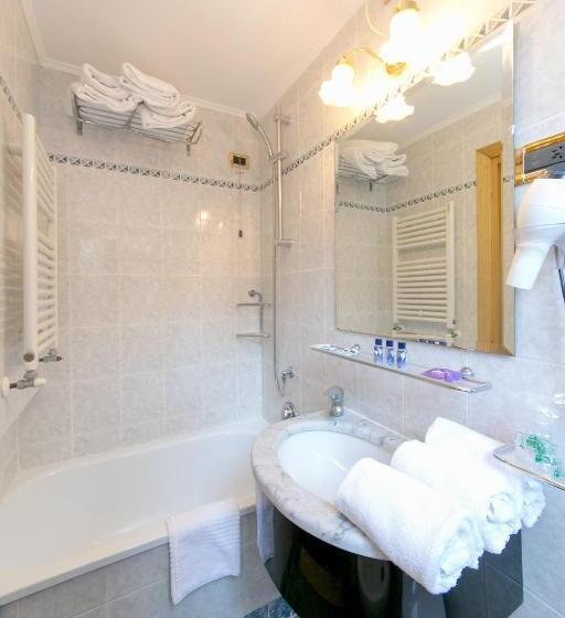 اتاق استاندارد سه نفره, Pantalon