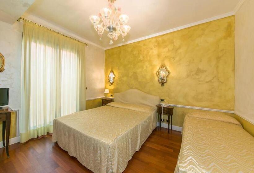 اتاق استاندارد سه نفره, Pantalon