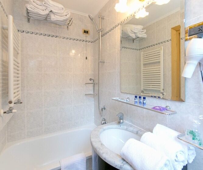 اتاق استاندارد سه نفره, Pantalon