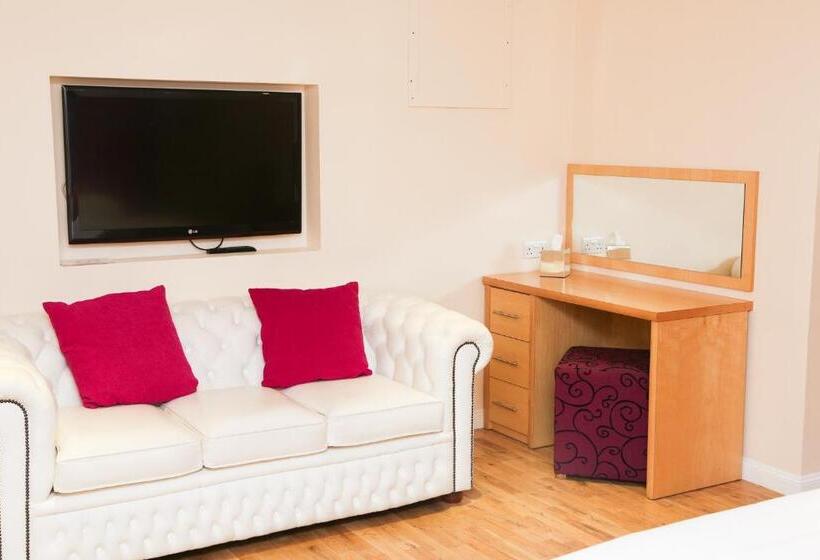 سوییت سوپریور, The Clubhouse B&b