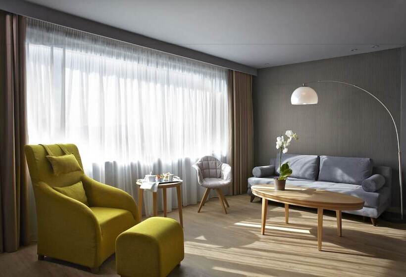 جناح جونيور مطل على المدينة, Wyndham Grand Athens