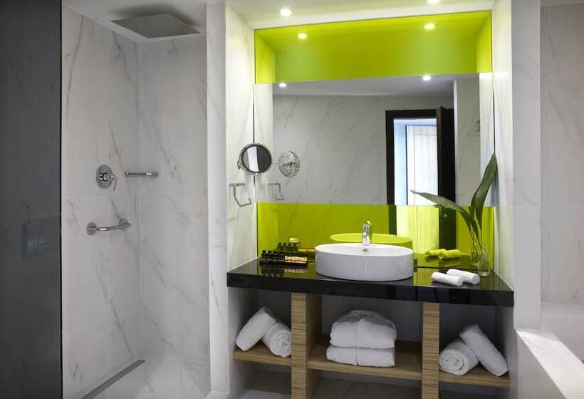 جناح جونيور لذوى الاحتياجات الخاصة, Wyndham Grand Athens