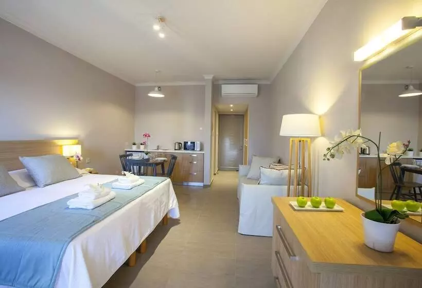 استودیوی سوپریور, Louis St. Elias Resort & Waterpark