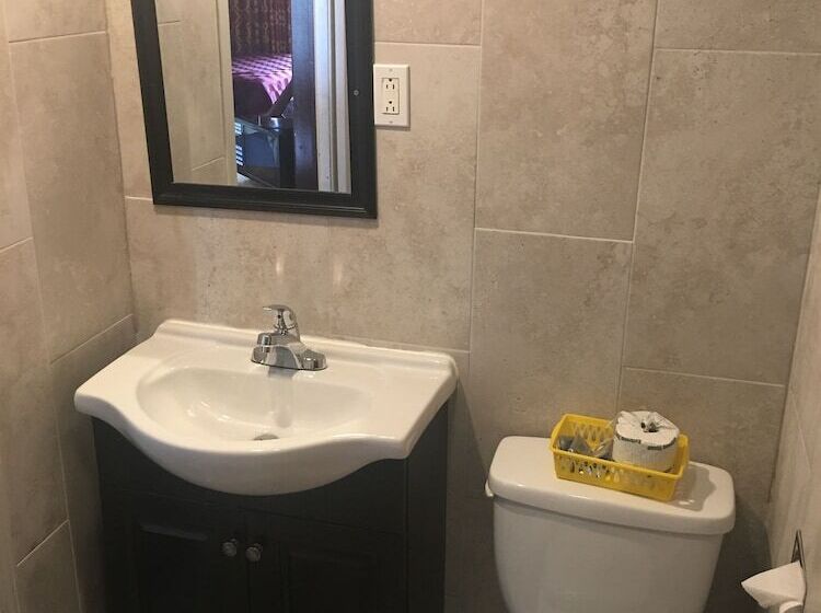 带2个双人床的标准工作室, Caravan Motel