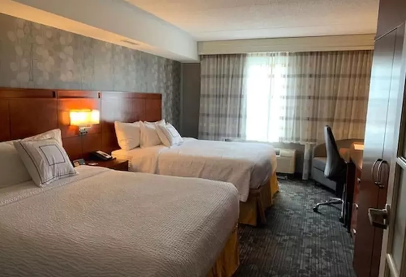 سوییت, Courtyard By Marriott London