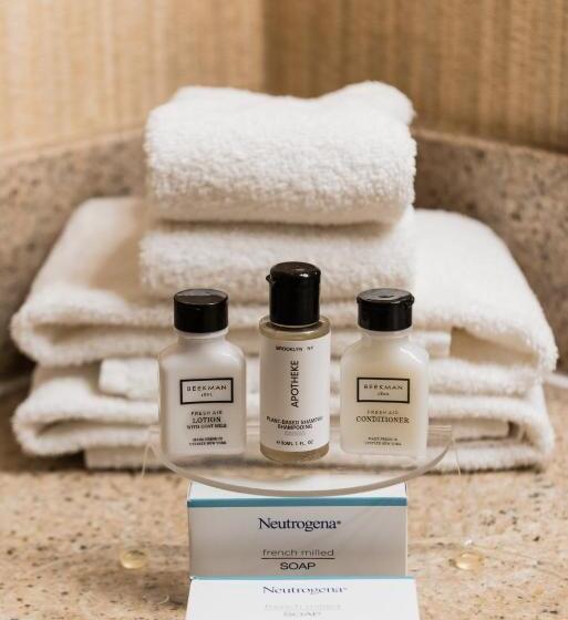 장애인을 위한 킹사이즈 침대 스탠다드 룸, Crowne Plaza Newark Airport, An Ihg