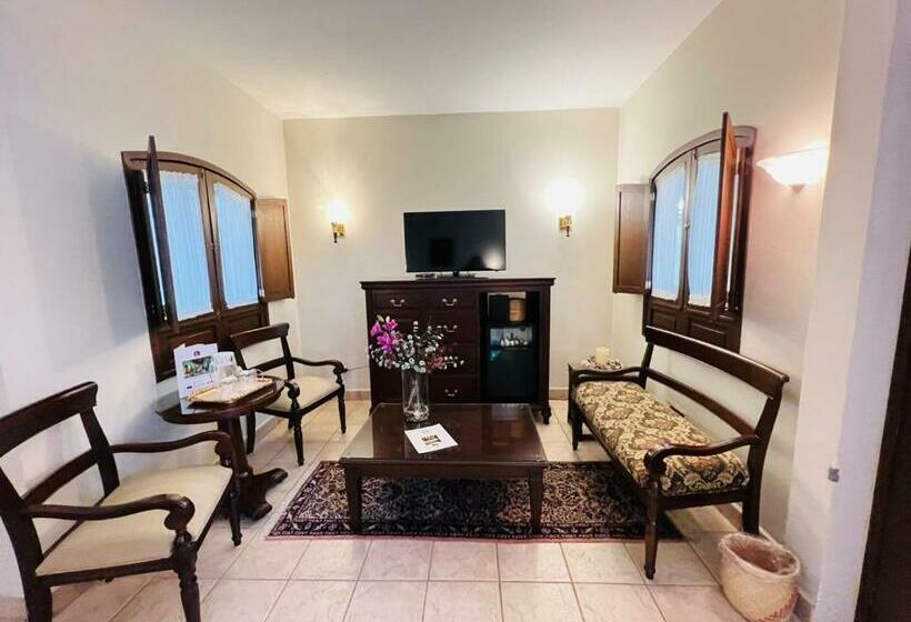 جناح جونيور, Hacienda Los Laureles