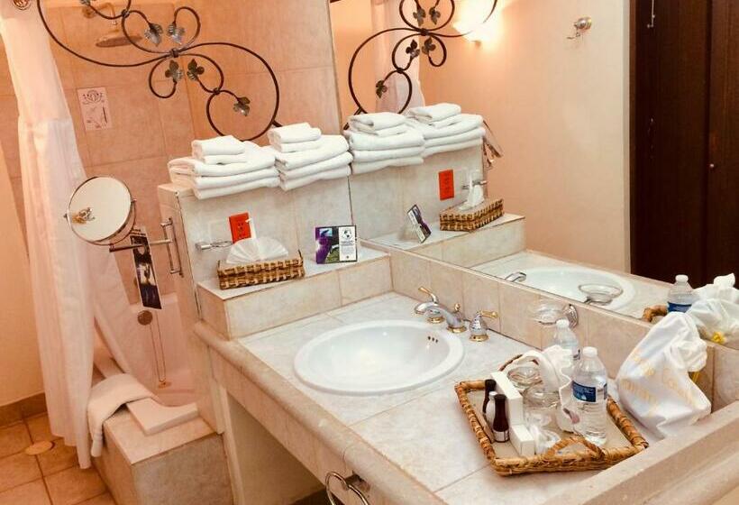 جناح جونيور, Hacienda Los Laureles