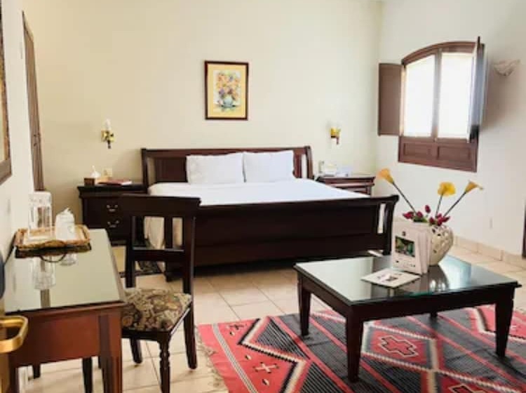 جناح جونيور, Hacienda Los Laureles