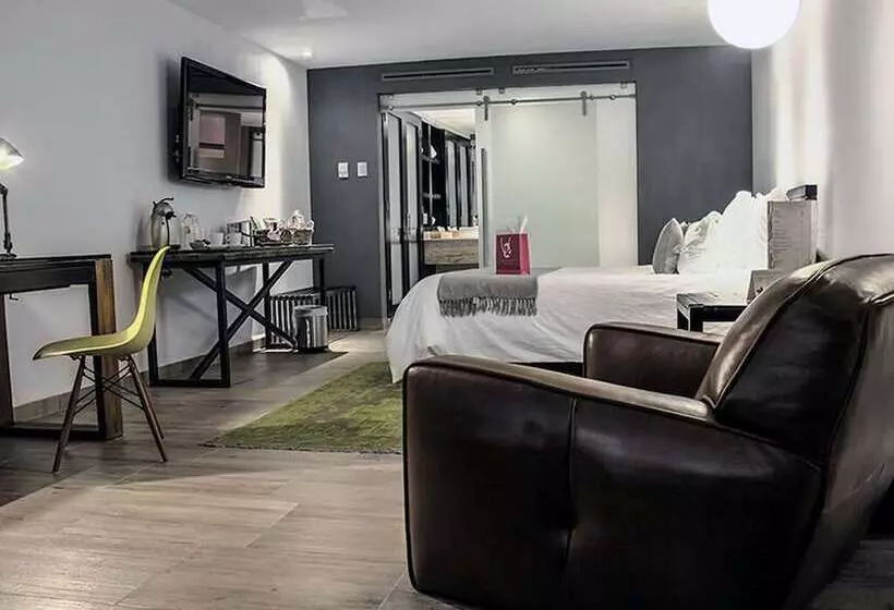 سوئیت مستر, Nehotel Nueva Estancia