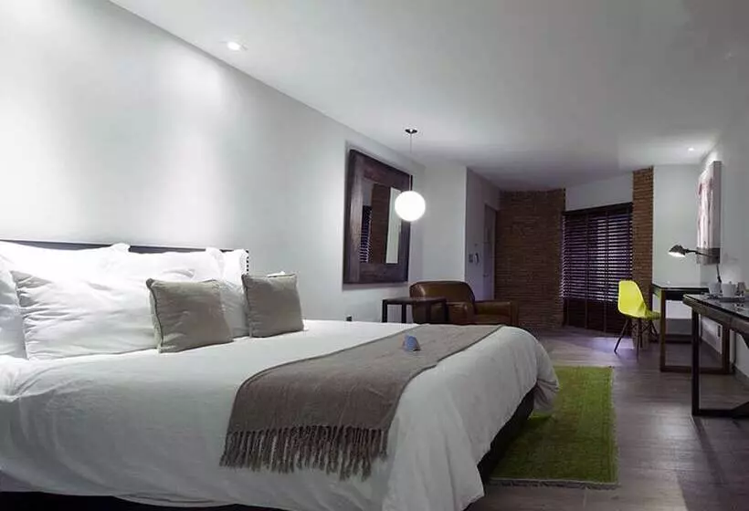 سوئیت مستر, Nehotel Nueva Estancia