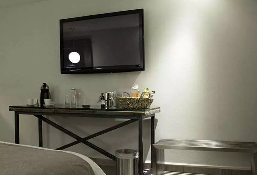 سوئیت مستر, Nehotel Nueva Estancia
