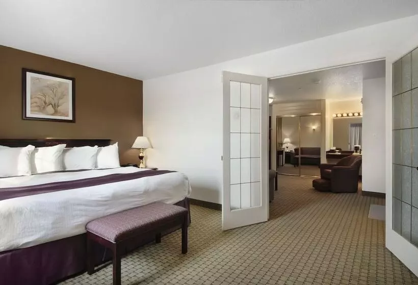 سوییت اجرایی, Ramada By Wyndham Red Deer Hotel & Suites