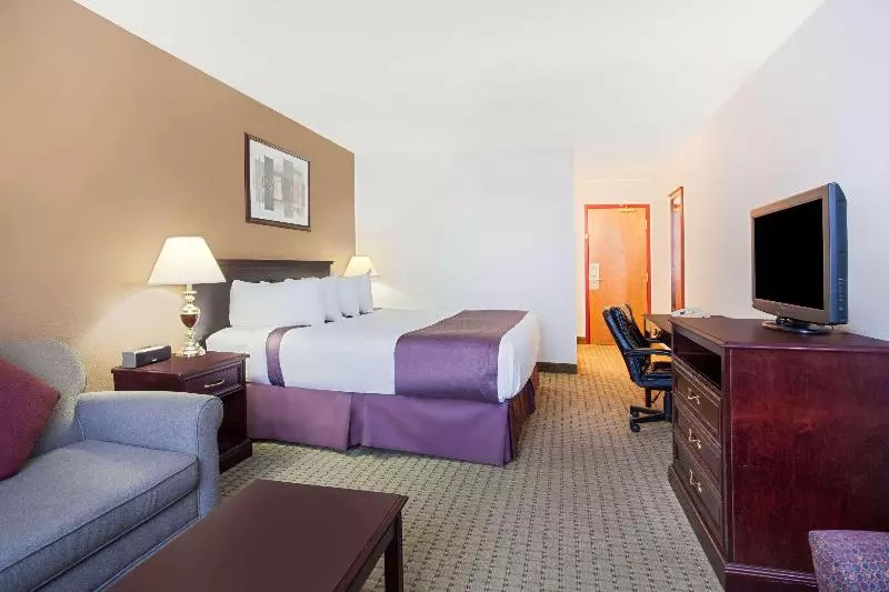 اتاق استاندارد, Ramada By Wyndham Red Deer Hotel & Suites